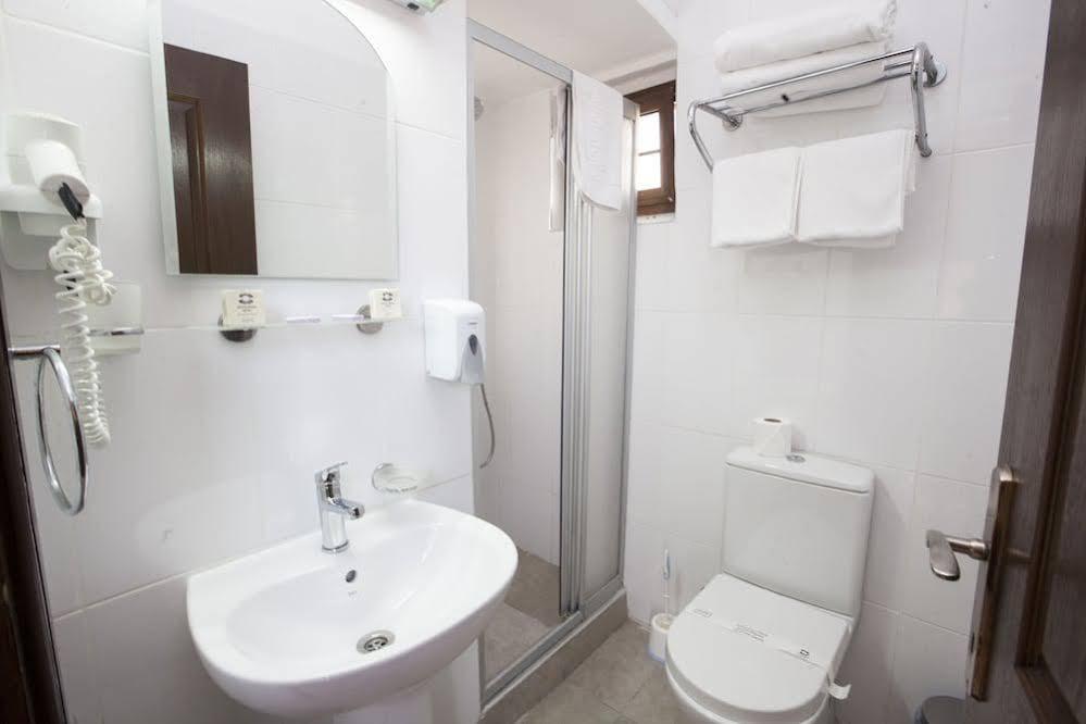 White Pearl Hotel 키레니아 외부 사진